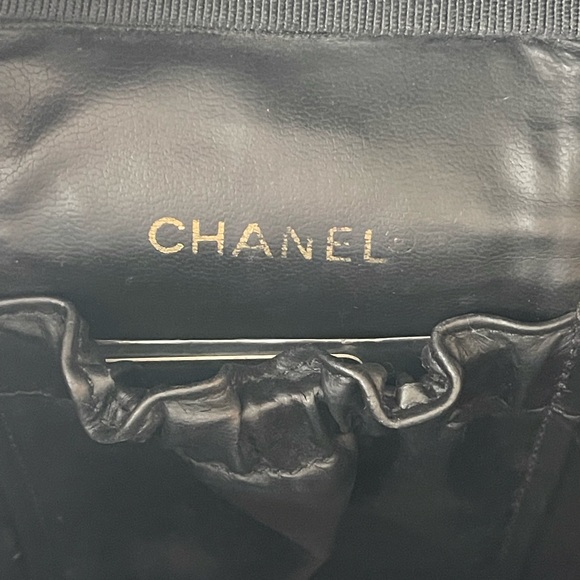 CHANEL Black Lambskin Cosmetic Vanity Case with Gold Hardware - Picture 8 of 16